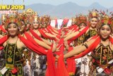 Penari menunjukan aksi tari kolosal Gandrung Sewu di Pantai Boom, Banyuwangi, Jawa Timur, Sabtu (12/10/2019). Aksi kolosal 1.350 penari gandrung dengan tema âPanji-Panji Sunangkoroâ itu, dibalut dalam sendratari berkisah tentang perjuangan heroik rakyat Blambangan melawan kolonialisme Belanda. Antara Jatim/Budi Candra Setya/zk.