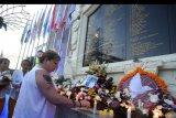 Keluarga korban bom Bali menyalakan lilin saat peringatan 17 tahun tragedi bom Bali di Monumen Bom Bali, Legian, Kuta, Bali, Sabtu (12/10/2019). Peringatan peristiwa teror yang menewaskan 202 orang tersebut diikuti para wisatawan, keluarga dan kerabat korban bom Bali dengan doa bersama, tabur bunga serta penyalaan lilin. ANTARA FOTO/Fikri Yusuf/nym.
