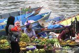 Pengunjung melihat dagangan yang di jajakan pedagang di Pasar Terapung Banjarmasin, Kalimantan Selatan, Sabtu (12/10/2019).Wisata pasar terapung di siring Piere Tandean Banjarmasin tersebut selalu rami di kunjungi saat akhir pekan. Foto Antaranews Kalsel/Bayu Pratama S.