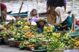 Pedagang menjual hasil sumberdaya alam berupa hasil pertanian, perkebunan, perikanan, dan kerajinan di Pasar Terapung Banjarmasin, Kalimantan Selatan, Sabtu (12/10/2019).Wisata pasar terapung di siring Piere Tandean Banjarmasin tersebut selalu rami di kunjungi saat akhir pekan. Foto Antaranews Kalsel/Bayu Pratama S.