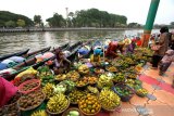 Pedagang menjual hasil sumberdaya alam berupa hasil pertanian, perkebunan, perikanan, dan kerajinan di Pasar Terapung Banjarmasin, Kalimantan Selatan, Sabtu (12/10/2019).Wisata pasar terapung di siring Piere Tandean Banjarmasin tersebut selalu rami di kunjungi saat akhir pekan. Foto Antaranews Kalsel/Bayu Pratama S.