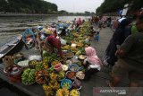 Pengunjung melihat dagangan yang di jajakan pedagang di Pasar Terapung Banjarmasin, Kalimantan Selatan, Sabtu (12/10/2019).Wisata pasar terapung di siring Piere Tandean Banjarmasin tersebut selalu rami di kunjungi saat akhir pekan. Foto Antaranews Kalsel/Bayu Pratama S.