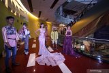 Model membawakan busana karya sejumlah desainer saat peluncuran Surabaya Fashion Week (SFW) 2019 di Surabaya, Jawa Timur, Sabtu (12/10/2019). SFW 2019 yang diselenggarakan pada 16-20 Oktober 2019 tersebut diikuti puluhan perancang busana dari berbagai daerah di Indonesia untuk menghidupkan dan mengembangkan industri kreatif khususnya fesyen. Antara Jatim/Moch Asim/zk.