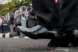 Massa yang tergabung dalam aktivis Suara Perempuan Bandung melakukan aksi unjuk rasa di Taman Vanda, Bandung, Jawa Barat, Kamis (10/10/2019). Aksi tersebut untuk mengecam tindakan yang dianggap represif seperti pemukulan dan gas air mata oleh pihak aparat serta menuntut Kepolisian untuk menginvestigasi dan mengadili aparat yang melakukan tindak kekerasan saat aksi unjuk rasa beberapa waktu lalu. ANTARA FOTO/Novrian Arbi/agr