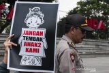 Massa yang tergabung dalam aktivis Suara Perempuan Bandung melakukan aksi unjuk rasa di Taman Vanda, Bandung, Jawa Barat, Kamis (10/10/2019). Aksi tersebut untuk mengecam tindakan yang dianggap represif seperti pemukulan dan gas air mata oleh pihak aparat serta menuntut Kepolisian untuk menginvestigasi dan mengadili aparat yang melakukan tindak kekerasan saat aksi unjuk rasa beberapa waktu lalu. ANTARA FOTO/Novrian Arbi/agr