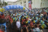 Peserta mengikuti BNI ITB Ultra Marathon 5K di Cikapundung River Spot, Bandung, Jawa Barat, Minggu (13/10/2019). Pada tahun ini, BNI ITB Ultra Marathon diikuti sekitar 6.000 pelari yang terbagi dalam berbagai kategori yaitu Individu 200K, Relay 2 200K, Relay 4 200K, Relay 9 200K, Relay 18 200K, serta Fun Run sejauh 5K. ANTARA FOTO/Raisan Al Farisi/agr