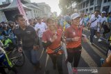 Menteri BUMN Rini Soemarno (tengah) mengikuti BNI ITB Ultra Marathon 5K di Bandung, Jawa Barat, Minggu (13/10/2019). Pada tahun ini, BNI ITB Ultra Marathon diikuti sekitar 6.000 pelari yang terbagi dalam berbagai kategori yaitu Individu 200K, Relay 2 200K, Relay 4 200K, Relay 9 200K, Relay 18 200K, serta Fun Run sejauh 5K. ANTARA FOTO/Raisan Al Farisi/agr