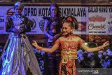 Model memperagakan busana kebaya dipadukan dengan batik saat lomba fashion show pakaian tradisional di Gedung Kesenian, Kota Tasikmalaya, Jawa Barat, Sabtu (12/10/2019). Fashion show yang digelar oleh Forum Gerakan Cinta Produk Indonesia (FGCPI) dengan tema 