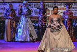 Model memperagakan busana kebaya dipadukan dengan batik saat lomba fashion show pakaian tradisional di Gedung Kesenian, Kota Tasikmalaya, Jawa Barat, Sabtu (12/10/2019). Fashion show yang digelar oleh Forum Gerakan Cinta Produk Indonesia (FGCPI) dengan tema 