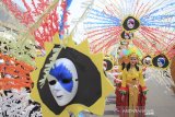 Sejumlah peserta mengikuti karnaval pada acara Cimanuk Festival di Indramayu, Jawa Barat, Sabtu (12/10/2019). Karnaval tersebut dalam rangka peringatan hari jadi ke-492 Kabupaten Indramayu. ANTARA FOTO/Dedhez Anggara/agr