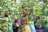 Sejumlah peserta mengikuti karnaval pada acara Cimanuk Festival di Indramayu, Jawa Barat, Sabtu (12/10/2019). Karnaval tersebut dalam rangka peringatan hari jadi ke-492 Kabupaten Indramayu. ANTARA FOTO/Dedhez Anggara/agr