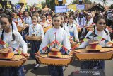 Sejumlah peserta mengikuti karnaval pada acara Cimanuk Festival di Indramayu, Jawa Barat, Sabtu (12/10/2019). Karnaval tersebut dalam rangka peringatan hari jadi ke-492 Kabupaten Indramayu. ANTARA FOTO/Dedhez Anggara/agr