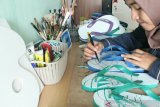 Kreatif, Anak Muda Ini Ciptakan Peluang Bisnis Dengan Mengukir Sandal Jepit