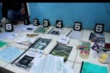 Sejumlah barang bukti diperluhatkan oleh polisi seusai menggeledah kontrakan terduga teroris berinisial NAS dari kelompok Abu Zee Al Baghdadi di Kampung Rawa Kalong, Desa Karang Satria, Tambun Utara, Kabupaten Bekasi, Jawa Barat, Minggu (13/10/2019). Dari hasil penggeledahan tersebut Tim Densus 88 Mabes Polri mengamankan sejumlah barang bukti berupa buku-buku bertema khilafah, paku, kabel dan gunting. ANTARA FOTO/Arisanto/nym.