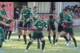 Sejumlah pemain Timnas Indonesia mengikuti latihan di Lapangan Trisakti, Legian, Bali, Minggu (13/10/2019). Latihan tersebut sebagai persiapan menjelang pertandingan Grup G Kualifikasi Piala Dunia 2022 Zona Asia melawan Timnas Vietnam di Stadion Kapten I Wayan Dipta, Gianyar pada 15 Oktober mendatang. ANTARA FOTO/Fikri Yusuf/nym