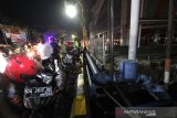 Petugas memeriksa pipa milik PDAM Bandarmasih yang mengalami kebocoran di simpang empat Fly Over jalan Gatot Subroto Banjarmasin, Kalimantan Selatan, Minggu (13/10/2019).Pipa milik PDAM Bandarmasin mengalami kebocoran dan sempat menggangu pengguna jalan.Foto Antaranews Kalsel/Bayu Pratama S.