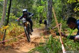 Tim Downhill Indonesia berlatih di lereng  Gunung Merapi