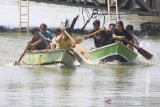 Sejumlah peserta beradu kecepatan saat mengikuti perlombaan balap perahu tradisional (pehchun) di Indramayu, Jawa Barat, Kamis (10/10/2019). Lomba balap Pehchun tersebut merupakan rangkaian dari kegiatan HUT Kabupaten Indramayu. ANTARA FOTO/Dedhez Anggara/agr