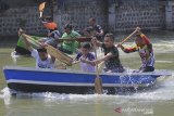 Sejumlah peserta beradu kecepatan saat mengikuti perlombaan balap perahu tradisional (pehchun) di Indramayu, Jawa Barat, Kamis (10/10/2019). Lomba balap Pehchun tersebut merupakan rangkaian dari kegiatan HUT Kabupaten Indramayu. ANTARA FOTO/Dedhez Anggara/agr