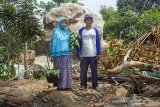 Foto portrait keluarga yang rumahnya tertimpa bongkahan batu sebesar 6x5 meter di Kampung Cihandeuleum, Desa Sukamulya, Tegalwaru, Purwakarta, Jawa Barat, Jumat (11/10/2019). Pemerintah Kabupaten Purwakarta berencana menutup perusahaan tambang yang mengakibatkan peristiwa longsoran batu karena aktivitas blasting atau peledakan batu, sedikitnya enam rumah dan satu bangunan sekolah rusak akibat peristiwa tersebut. ANTARA FOTO/M Ibnu Chazar/agr