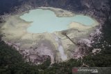 Foto udara Wisata Alam Kawah Putih yang berada di Pegunungan Patuha, Ciwidey, Kabupaten Bandung, Jawa Barat, Sabtu (12/10/2019). BPBD Provinsi Jawa Barat menyatakan, kebakaran hutan di kawasan Kawah Putih yang terjadi sejak Selasa (8/10/2019) dapat dipadamkan pada Jumat (11/10/2019) dan dinyatakan aman untuk dibuka kembali. ANTARA FOTO/Raisan Al Farisi/agr