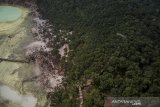 Foto udara Wisata Alam Kawah Putih yang berada di Pegunungan Patuha, Ciwidey, Kabupaten Bandung, Jawa Barat, Sabtu (12/10/2019). BPBD Provinsi Jawa Barat menyatakan, kebakaran hutan di kawasan Kawah Putih yang terjadi sejak Selasa (8/10/2019) dapat dipadamkan pada Jumat (11/10/2019) dan dinyatakan aman untuk dibuka kembali. ANTARA FOTO/Raisan Al Farisi/agr