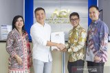 Executive Officer Kantor Cabang Pembantu Bank Artha Graha Internasional Subang Julius Caesar (kiri) berbincang bersama petugas teller disela - sela acara peresmian kantor cabang Bank Artha Graha Internasional di Subang, Jawa Barat, Kamis (10/10/2019). Pengoperasian kantor cabang pembantu tersebut untuk menjaring nasabah Bank Artha Graha Internasional dalam segmen pekerja industri dan pemilik usaha di wilayah Subang dan sekitarnya. ANTARA FOTO/M Ibnu Chazar/agr