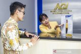 Executive Officer Kantor Cabang Pembantu Bank Artha Graha Internasional Subang Julius Caesar (kiri) berbincang bersama petugas teller disela - sela acara peresmian kantor cabang Bank Artha Graha Internasional di Subang, Jawa Barat, Kamis (10/10/2019). Pengoperasian kantor cabang pembantu tersebut untuk menjaring nasabah Bank Artha Graha Internasional dalam segmen pekerja industri dan pemilik usaha di wilayah Subang dan sekitarnya. ANTARA FOTO/M Ibnu Chazar/agr