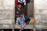 Warga berada di dalam rumahnya yang belum teraliri listrik di Desa Sikundo, Kecamatan Pante Ceureumen, Aceh Barat, Aceh. Foto/Syifa Yulinnas.