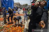 Warga saling melempar buah tomat pada tradisi Rempug Tarung Perang Tomat di Kampung Cikareumbi, Lembang, Kabupaten Bandung Barat, Jawa Barat, Minggu (13/10/2019). Tradisi tersebut merupakan ungkapan dalam membuang hal buruk dan ungkapan menjauhkan penderitaan masyarakat khususnya Petani Tomat atas hasil panen serta rendahnya harga pasar dengan ritual saling lempar menggunakan tomat busuk. ANTARA FOTO/Novrian Arbi/agr