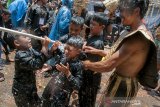 Warga mandi bersama usai tradisi Rempug Tarung Perang Tomat di Kampung Cikareumbi, Lembang, Kabupaten Bandung Barat, Jawa Barat, Minggu (13/10/2019). Tradisi tersebut merupakan ungkapan dalam membuang hal buruk dan ungkapan menjauhkan penderitaan masyarakat khususnya Petani Tomat atas hasil panen serta rendahnya harga pasar dengan ritual saling lempar menggunakan tomat busuk. ANTARA FOTO/Novrian Arbi/agr