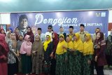 Pimpinan Pondok Pesantren Ora Aji di Sleman, Yogyakarta Kiai Miftah Maulana Habiburrahman berfoto bersama saat acara peringatan Maulid Nabi Muhammad SAW 1441 Hijriah/2019 Masehi di Balai Kota Kediri, Jawa Timur, Senin (14/10). Kegiatan ini diikuti para ASN. Masyarakat diimbau untuk benar-benar memahami dan mau belajar dalam agama, memahami tentang Asbabun Nuzul yakni sebab-sebab turunya ayat-ayat dalam Kitab Suci Al-Quran. Antara Jatim/ Asmaul Chusna/zk.