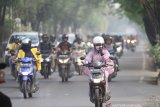 Pengendara motor melintas di jalan Brig Jend Hasan Basri yang di selimuti kabut asap di Banjarmasin, Kalimantan Selatan, Senin (14/10/2019).Kota Banjarmasin dan sekitarnya kembali di selimuti kabut asap akibat kebakaran hutan dan lahan (karhutla) di sejumlah wilayah Kalsel.Foto Antaranews Kalsel/Bayu Pratama S.