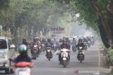 Pengendara motor melintas di jalan Brig Jend Hasan Basri yang di selimuti kabut asap di Banjarmasin, Kalimantan Selatan, Senin (14/10/2019).Kota Banjarmasin dan sekitarnya kembali di selimuti kabut asap akibat kebakaran hutan dan lahan (karhutla) di sejumlah wilayah Kalsel.Foto Antaranews Kalsel/Bayu Pratama S.