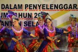 Penari menampilkan tarian saat acara pemberian penghargaan dalam penyelenggaraan pemilihan umum tahun 2019 Provinsi Kalsel di Hotel Rattan In Banjarmasin, Kalimantan Selatan, Senin (14/10/2019). Komisi Pemilihan Umum Daerah Kalsel memberikan sejumlah penghargaan kepada pemerintahan, instansi, dan lainnya dalam mendukung penyelenggaraan pemilihan umum tahun 2019.Foto Antaranews Kalsel/Bayu Pratama S.