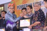 Komisioner KPU Kalsel Edy Ariansyah (kiri) memberikan piagam penghargaan yang diterima kepala biro Antara Kalsel Nurul Aulia Badar (kanan) saat acara pemberian penghargaan dalam penyelenggaraan pemilihan umum tahun 2019 Provinsi Kalsel di Hotel Rattan In Banjarmasin, Kalimantan Selatan, Senin (14/10/2019). Perum LKBN Antara Biro Kalsel menerima penghargaan dari KPU Kalsel kategori media cetak, media elektronik dan media online pendukung penyelenggaraan pemilihan umum tahun 2019.Foto Antaranews Kalsel/Bayu Pratama S.