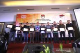 Foto bersama penerima penghargaan saat acara pemberian penghargaan dalam penyelenggaraan pemilihan umum tahun 2019 Provinsi Kalsel di Hotel Rattan In Banjarmasin, Kalimantan Selatan, Senin (14/10/2019). Perum LKBN Antara Biro Kalsel menerima penghargaan dari KPU Kalsel kategori media cetak, media elektronik dan media online pendukung penyelenggaraan pemilihan umum tahun 2019.Foto Antaranews Kalsel/Bayu Pratama S.