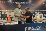 Pelatih Timnas Indonesia Simon McMenemy (kiri) berjabat tangan dengan Pelatih Timnas Vietnam Park Hang-Seo (kanan) di sela konferensi pers menjelang pertandingan sepak bola kualifikasi Piala Dunia 2022 zona Asia di Sanur, Bali, Senin (14/10/2019). Timnas Indonesia akan menghadapi Timnas Vietnam pada pertandingan Grup G Selasa (15/10) di Stadion I Wayan Dipta, Gianyar, Bali. Antaranews Bali/Nyoman Budhiana.