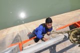 Anggota Forum Relawan Penanggulangan Bencana (FRPB) melakukan Vertical Rescue saat Pelatihan Penanggulangan Bencana di Dam Samiran, Pamekasan, Jawa Timur, Minggu (13/10/2019). Pelatihan yang berlangsung selama dua hari itu guna memberikan pengetahuan kebencanaan dan mental relawan saat  memberikan pertolongan ketika terjadi bencana. Antara Jatim/Saiful Bahri/zk.