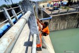 Anggota Forum Relawan Penanggulangan Bencana (FRPB) melakukan Vertical Rescue saat Pelatihan Penanggulangan Bencana di Dam Samiran, Pamekasan, Jawa Timur, Minggu (13/10/2019). Pelatihan yang berlangsung selama dua hari itu guna memberikan pengetahuan kebencanaan dan mental relawan saat  memberikan pertolongan ketika terjadi bencana. Antara Jatim/Saiful Bahri/zk.