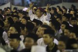 Umat Islam bersholawat di pondok pesantren Lirboyo, Kota Kediri, Jawa Timur, Sabtu (12/10/2019) malam. Sholawat dan tabligh akbar yang dihadiri ribuan orang dari sejumlah daerah itu untuk mendoakan Indonesia agar tetap aman dan damai sekaligus mengingatkan umat Islam agar berhati-hati terhadap hoaks yang dapat memecah belah NKRI. Antara Jatim/Prasetia Fauzani/zk.