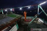 Nelayan menunaikan ibadah shalat diatas palong (bagan) saat mencari ikan di perairan Krueng Raya, Aceh Besar, Aceh, Sabtu (5/10/2019).