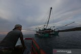 Nelayan palong (bagan) bersama-sama menarik jala dengan perlengkapan tradisional di perairan Krueng Raya, Aceh Besar, Aceh, Sabtu (5/10/2019).