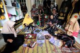 Pengrajin menyelesaikan jahitan dan bordiran ukiran motif kerawang gayo pada kain di Takengon, Aceh Tengah, Aceh, Jumat (1/3/2019).