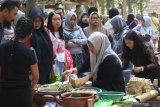 Pengunjung membeli makanan tradisional di Pasar Witwitan, Banyuwangi, Jawa Timur, Minggu (13/10/2019). Pasar tradisional yang hanya buka  dihari minggu tersebut, merupakan destinasi wisata kuliner khas Banyuwangi yang ramai dikunjungi wisatawan. Antara Jatim/Budi Candra Setya/zk.