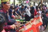 Pengunjung membeli makanan tradisional di Pasar Witwitan, Banyuwangi, Jawa Timur, Minggu (13/10/2019). Pasar tradisional yang hanya buka  dihari minggu tersebut, merupakan destinasi wisata kuliner khas Banyuwangi yang ramai dikunjungi wisatawan. Antara Jatim/Budi Candra Setya/zk.