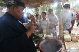 Pengunjung membeli makanan tradisional di Pasar Witwitan, Banyuwangi, Jawa Timur, Minggu (13/10/2019). Pasar tradisional yang hanya buka  dihari minggu tersebut, merupakan destinasi wisata kuliner khas Banyuwangi yang ramai dikunjungi wisatawan. Antara Jatim/Budi Candra Setya/zk.