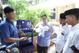 Ketua Pelaksana Pengmas Universitas Pancasila Dr. Agri Suwandi, ST, MT (tengah) ketika memberikan penjelasan kepada santri Nurul Amanah di kampus UP Jakarta.