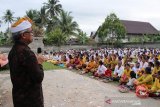 Bupati Lutim serahkan bantuan 100 zak semen untuk Pura