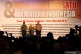 Gubernur Jawa Timur Khofifah Indar Parawansa (tengah) didampingi Pangdam V/Brawijaya Mayjen TNI R Wisnoe Prasetja Boedi (kiri) dan Kapolda Jawa Timur Irjen Pol Luki Hermawan (kanan) memberikan sambutan pada Deklarasi Bersatu Dan Damailah Indonesia di Surabaya, Jawa Timur, Senin (14/10/2019). Kegiatan yang diinisiasi oleh Forum Komunikasi Asosiasi Pengusaha (Forkas) Jawa Timur itu diikuti 43 asosiasi pengusaha serta ratusan pekerja. Antara Jatim/Didik Suhartono/ZK